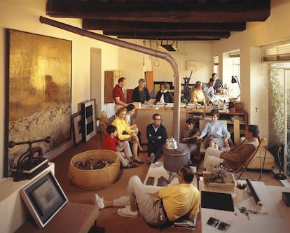 Reuni&oacute;n de amigos, en torno a Fernando Z&oacute;bel con, entre otros, Gerardo Rueda, Jos&eacute; Guerrero y Gustavo Torner, en casa de este en 1966.