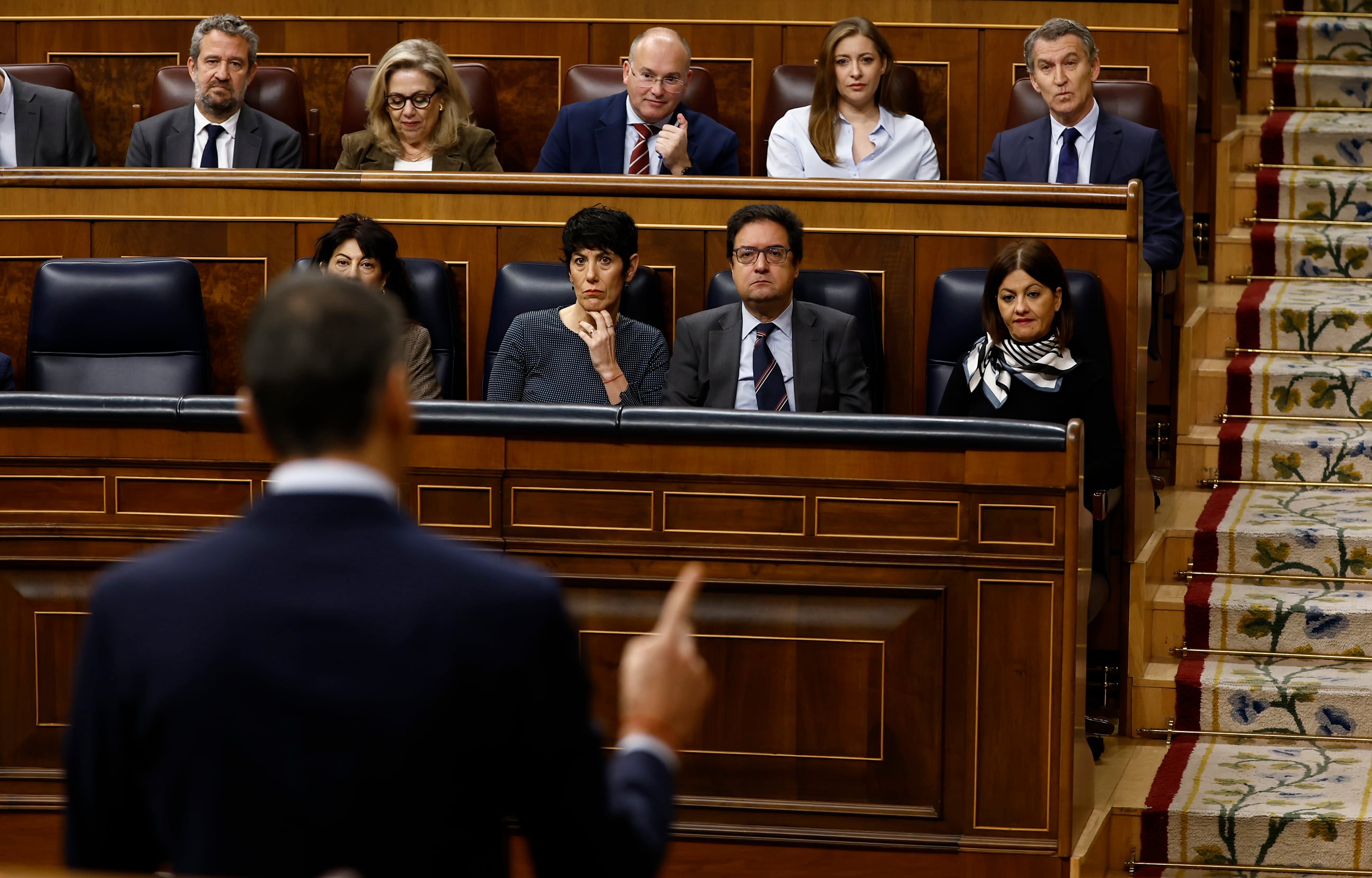 Feijóo accusa Sánchez delle commissioni del 2% nel caso Cerdán, mentre Sánchez denuncia la risposta zero del PP alla corruzione
