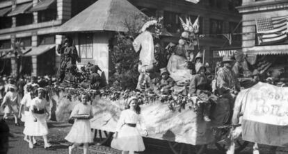 Un desfile de la ceremonia Potlatch en Seattle, 1911.