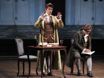 Josep Maria Flotats, de pie, y Pedro Casablanc, en un momento de<i> Beaumarchais</i>.