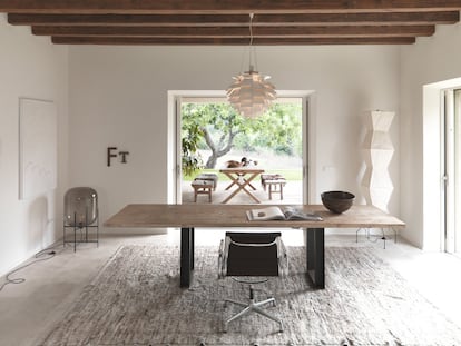 En el comedor —convertido en mesa de trabajo con una butaca de los Eames—, la mesa fue adquirida en un mercado de anticuarios y está iluminada por la lámpara de techo Artichoke de Poul Henningsen que fabrica la empresa Louis Poulsen. Las luminarias de pie son una Akari de Noguchi y el modelo ODA que Sebastian Herkner ideó para la firma Pulpo.