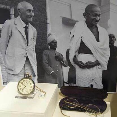 El reloj de cadena y las gafas redondas que siempre llevaba Mahatma Gandhi.