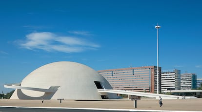 Niemeyer tiene hoy 102 años, pero sigue en activo. Su último edificio diseñado en Brasilia es el Museo de la República, con forma de iglú. Está en el eje de la ciudad, frente a la catedral. Se abrió al público hace tres años, el día en el que el arquitecto celebraba su 99 cumpleaños.