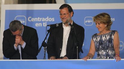 En mayo de 2011, el PP repite mayoría absoluta pese a que dos años antes ha estallado el 'caso Gürtel', una extensa trama de corrupción que hace sus principales negocios en ayuntamientos de Madrid gobernados por el PP y con el Gobierno regional. La candidatura que encabeza Esperanza Aguirre logra el 51,73% de los votos, lo que le permite sumar 72 escaños, siete por encima de la mayoría absoluta en un Parlamento de 129. La participación se queda en el 65,86%. Por primera vez en mucho tiempo entra un cuarto partido, UPyD, con el 6,32% de los votos y ocho escaños. La izquierda (PSOE más IU) apenas suma el 35% de los votos. En la fotografía, Alberto Ruiz-Gallardón, el presidente del PP, Mariano Rajoy, y Esperanza Aguirre celebran la victoria electoral en la sede del partido en la calle de Génova.