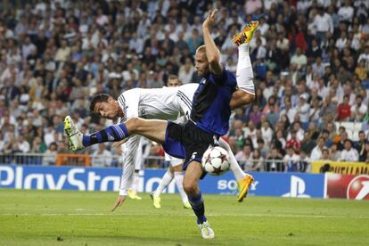 Ronaldo lucha la posición con Mellberg.