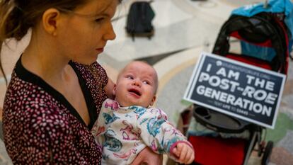 Una mujer sostiene a su bebé en medio de una manifestación por el derecho al aborto en el Capitolio del Estado de Texas, en marzo de 2023 en Austin (EE UU).