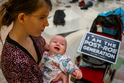 Una mujer sostiene a su bebé en medio de una manifestación por el derecho al aborto en el Capitolio del Estado de Texas, en marzo de 2023 en Austin (EE UU).