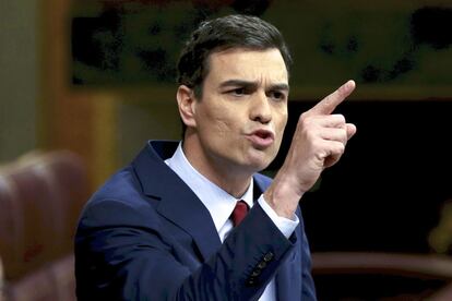 Pedro Sánchez ha atacado la corrupción en el debate diciendo: "Usted se relaciona con los españoles a través de un plasma y con un delincuente por SMS, sí, señor Rajoy".