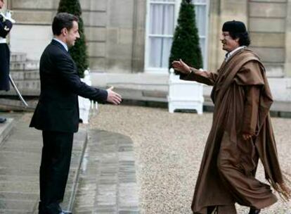 El presidente francés, Nicolas Sarkozy, recibe en el Elíseo al jefe de estado libio, Muammar el Gaddafi.