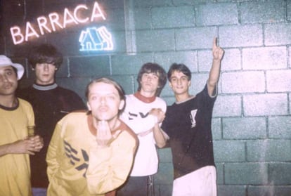 The Stone Roses (y un espontáneo a la derecha) en la discoteca Barraca (Valencia) tras un concierto que dieron allí en 1989. Barraca fue uno de los espacios de obligada parada en la Ruta del Bakalao.