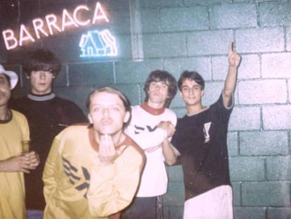 The Stone Roses (y un espontáneo a la derecha) en la discoteca Barraca (Valencia) tras un concierto que dieron allí en 1989. Barraca fue uno de los espacios de obligada parada en la Ruta del Bakalao.