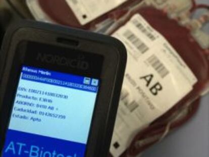 Una PDA analiza la procedencia de unas bolsas de sangre.