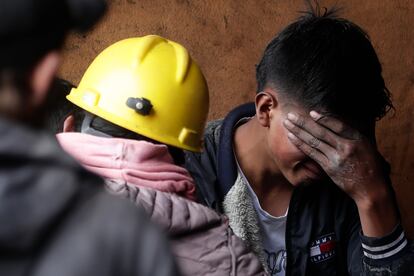 Un minero se lamenta tras las explosiones en las minas de Sutatausa (Colombia), este miércoles.