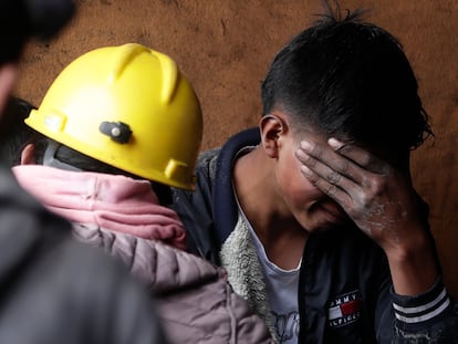 Un minero se lamenta tras las explosiones en las minas de Sutatausa (Colombia), este miércoles.