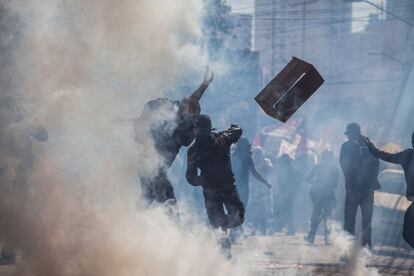 Choques entre manifestantes y policía horas antes del Mundial. La protesta se ha producido cerca de los accesos al estadio donde se celebra la ceremonia de inauguración.