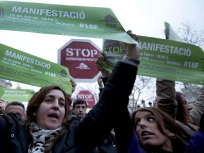 Cientos de ciudadanos se han manifestado contra los desahucios en la manifestaci&oacute;n celebrada este s&aacute;bado en Valencia. 