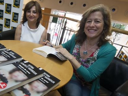 Las escritoras Carmen Amoraga y Berna Gonz&aacute;lez Harbour. 