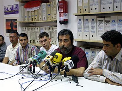 El portavoz de Ustea, Mariano Junco, junto a varios inmigrantes, ayer en El Ejido.