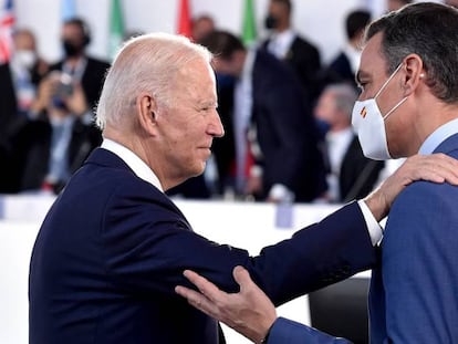 El presidente de EE UU, Joe Biden, saluda al presidente español, Pedro Sánchez, en la reunión del G20.