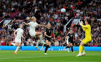 Beth Mead supera por alto a la portera austriaca, Manuela Zinsberger, en la acción del 1-0.