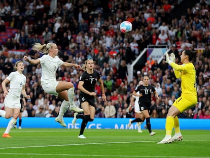 Beth Mead supera por alto a la portera austriaca, Manuela Zinsberger, en la acción del 1-0.