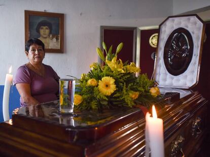 Una mujer vela el ataúd del periodista Celestino Ruiz, asesinado el pasado 3 de agosto en su casa en Actopan, en el estado mexicano de Veracruz.