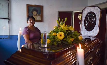 Una mujer vela el ataúd del periodista Celestino Ruiz, asesinado el pasado 3 de agosto en su casa en Actopan, en el estado mexicano de Veracruz.