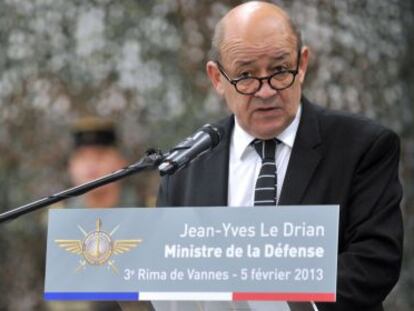 El ministro de Defensa franc&eacute;s, Jean-Yves Le Drian, se dirige a los militares en su visita a un cuartel este martes.  