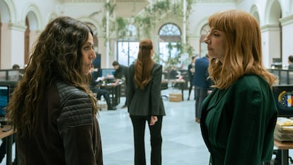 Itziar Ituño, Rachel Lascar y Najwa Nimri, en el séptimo episodio de 'Berlín'.