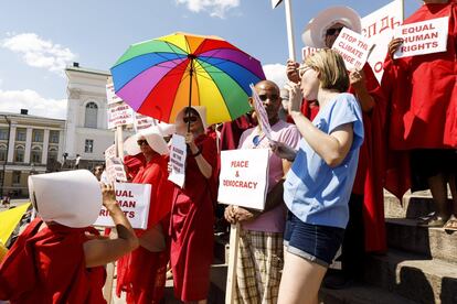 Manifestantes disfrazados de los personajes de la serie 'The Handmaid's Tale' participan en una protesta durante la Cumbre de Helsinki, el 15 de julio de 2018.