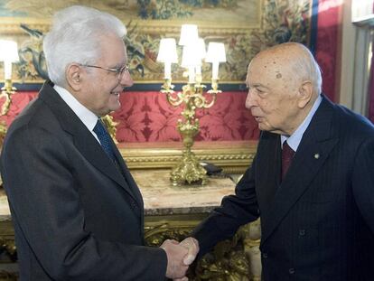 El jefe del Estado, Sergio Mattarella (izquierda) saluda a su predecesor en el cargo, Giorgio Napolitano.