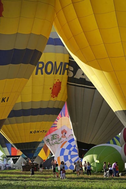 Varios globos aerostáticos durante el vuelo inaugural del 20º European Balloon Festival, que se celebra del 6 al 10 de Julio, y se consolida como el festival de globos aerostáticos mas importante de España.