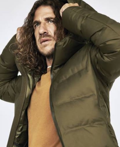 Puyol posa en exclusiva para ICON con plumífero sin costuras y jersey, ambos de Uniqlo.