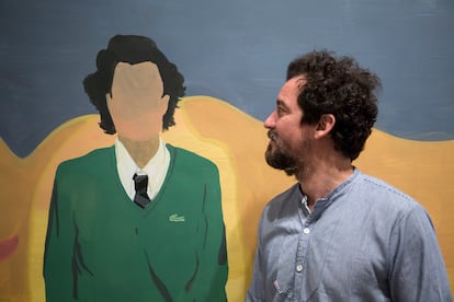 El artista Miki Leal observa su autorretrato en el CAC Málaga.