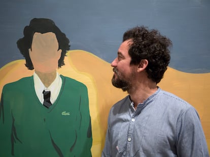 El artista Miki Leal observa su autorretrato en el CAC Málaga.