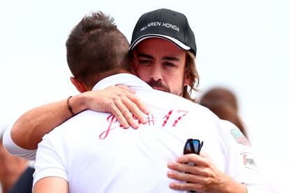 Alonso se abraza a Tom, hermano de Jules Bianchi, antes de la carrera. 