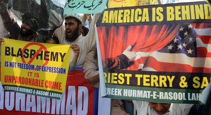 Simpatizantes del partido islamista Jamaat ud Dawa lanzan soflamas contra EE UU durante una manifestación en Lahore contra la película antimusulmana.