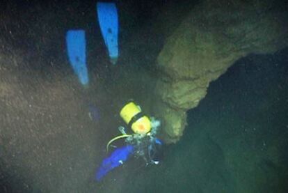 Un buceador se interna en el lago de la Cova da Ceza, durante la expedición del 6 de noviembre.