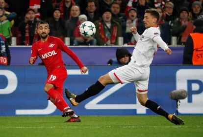 El jugador del Sevilla, Clement Lenglet,  intenta controlar el balón ante el jugador del Spartak, Aleksandr Samedov.
