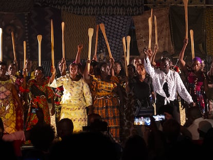 30 mujeres se suben al escenario para representar 'Une Veillée au Sahel', del coreógrafo burkinés Serge Aimé Coublibaly, en el marco del festival Les Récréâtrales.