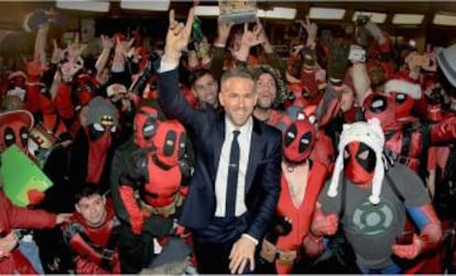 Ryan Reynolds poniendo los cuernos en un encuentro que organizó en Nueva York con los fans de 'Deadpool'.