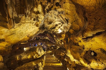 Visitantes en el interior de la cueva de El Castillo, en Puente Viesgo (Cantabria).