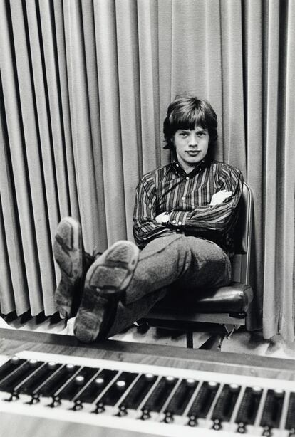 Mick Jagger descansa en durante una grabación en los estudios RCA de Hollywood, California en 1965. La foto pertenece a la exposición "The british are coming: The Beatles and The Rollings Stones 1964- 1966" de fotografías nunca vistas antes realizadas por Bob Bonis, que ejerció como 'tour manager" durante la giras estadounidenses de ambos grupos, Las fotografías habían permanecido ocultas hasta que el hijo de Bonis las descubrió tras la muerte de su padre.