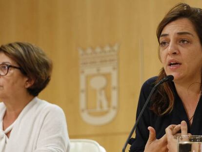 Las concejalas Inés Sabanés y Celia Mayer, tras la Junta de Gobierno del Ayuntamiento.