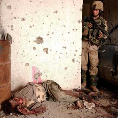 Un <i>marine</i> de EE UU descubre el cuerpo inerte de un rebelde en un edificio de Faluya.