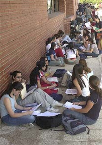 Varios estudiantes repasan antes de examinarse de selectividad en la Universidad Complutense de Madrid.