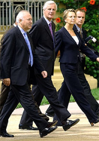 El ministro de Exteriores, Miguel Ángel Moratinos (a la izquierda), acompañado por su homólogo francés, Michel Barnier, y la titular de Defensa, Michèlle Alliot-Marie, en el palacio de Pedralbes de Barcelona.
