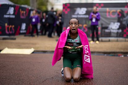 La atleta Sifan Hassan, tras cruzar la línea de meta en Londres. 