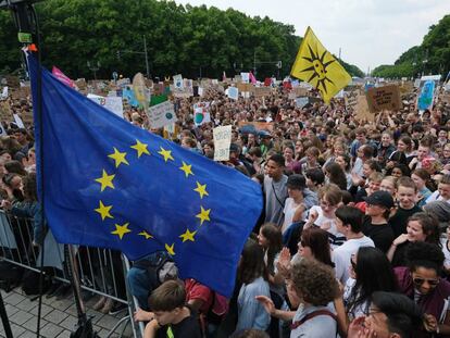 Jóvenes europeos en una marcha por el clima en Berlín el 24 de mayo de 2019.