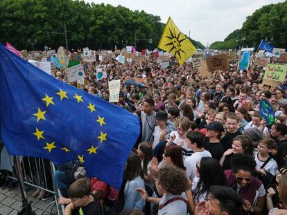 Jóvenes europeos en una marcha por el clima en Berlín el 24 de mayo de 2019.